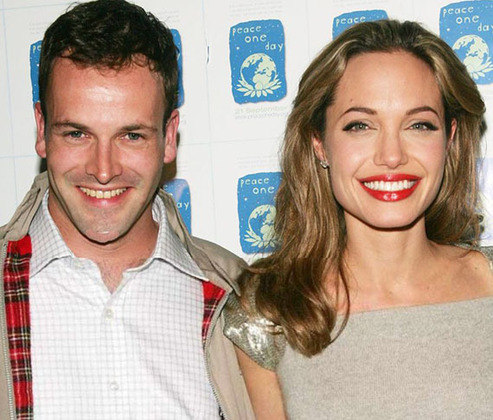 Angelina teve três casamentos. Primeiro com o ator britânico Jonny Lee Miller, de 1996 a 2000. 