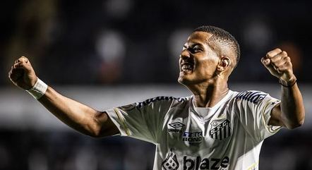Ângelo comemora primeiro gol na Vila Belmiro
