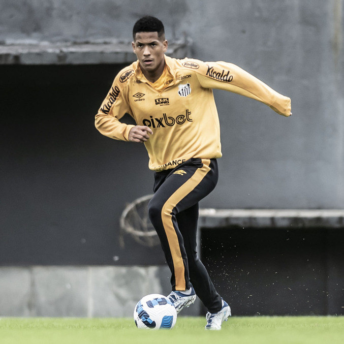 Atacante Ângelo, 17 anos, em treino no CT Rei Pelé: temporada de afirmação
