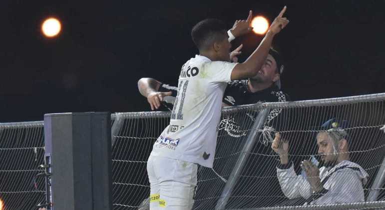 Ângelo vai para a galera no estádio do RB Bragantino após marcar gol pelo Santos