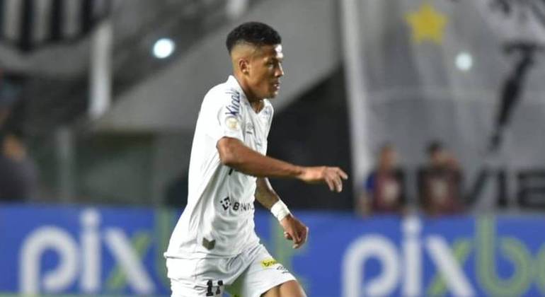 Atacante santista Ângelo em duelo com o Corinthians