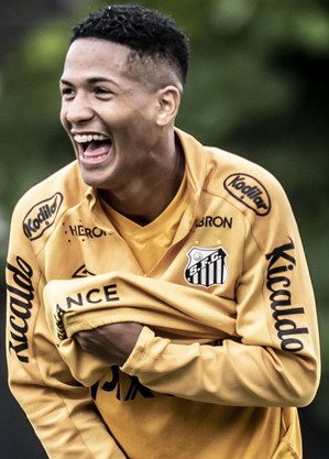 Ângelo, 17, ri em treino recente