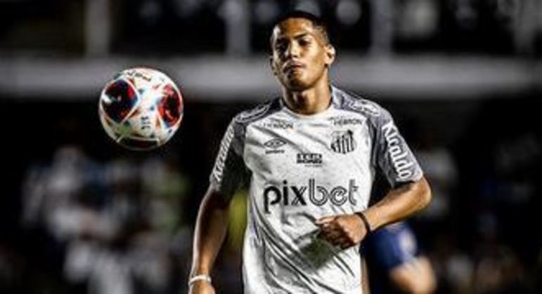 Ângelo durante aquecimento antes do jogo contra o Água Santa