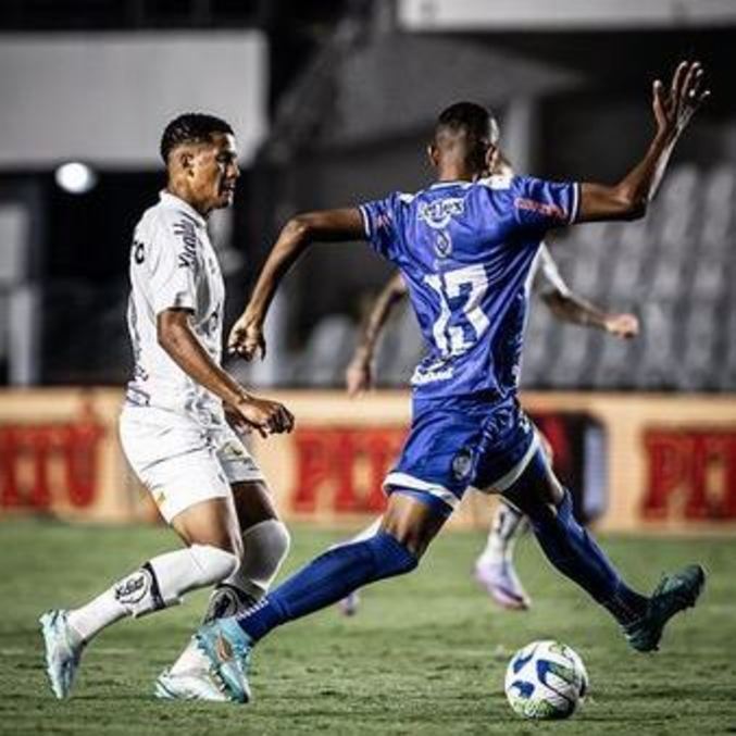 Ângelo em ação durante vitória do Santos sobre o Iguatu-CE