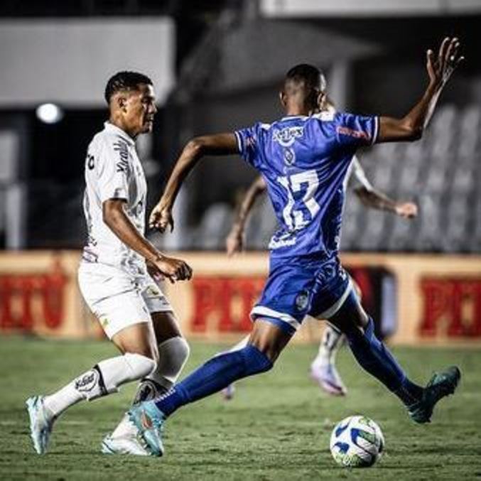 Ângelo em ação durante vitória do Santos sobre o Iguatu-CE