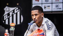 Ângelo afasta interesse do Flamengo e reafirma desejo de ficar no Santos: 'Estou muito feliz'