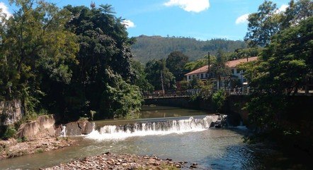 Limpeza ininterrupta é feita nos cursos d’água