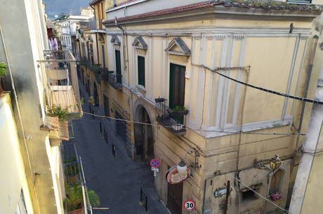 Ruas de Angri, na Itália, estão desertas com quarentena