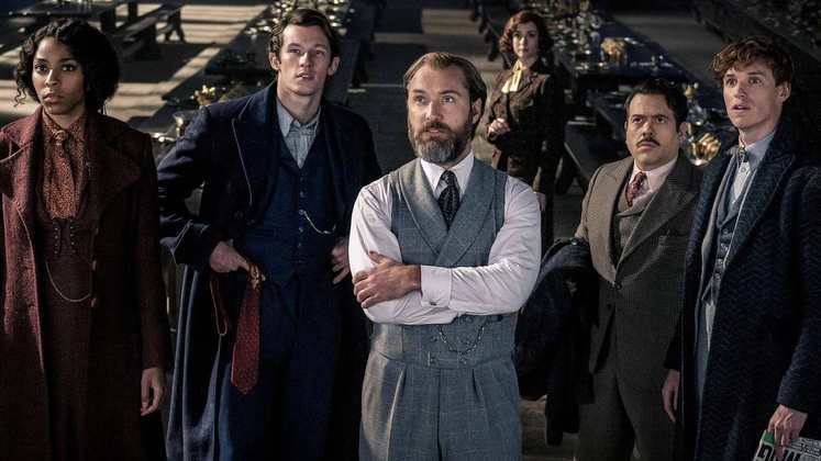 Animais Fantásticos: Os Segredos de Dumbledore — estreia em 14 de abrilCom participação da atriz brasileira Maria Fernanda Cândido, a franquia Animais Fantásticos ganha mais um filme, que desta vez promete explorar ainda mais o passado do poderoso bruxo Dumbledore, interpretado por Jude Law. O vilão Grindelwal, antes vivido por Johnny Depp, agora é interpretado por Mads Mikkelsen