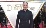 Mads Mikkelsen foi escolhido para substituir Johnny Depp como o vilão Grindelwald, após polêmicas envolvendo o ator. Ele também brilhou com um look todo preto