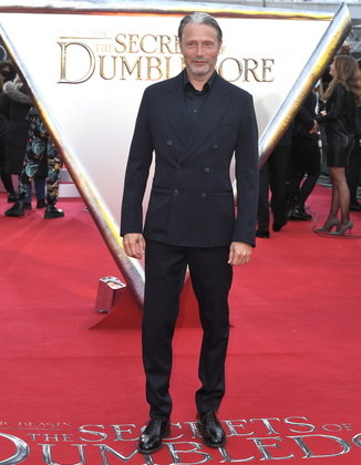 Mads Mikkelsen foi escolhido para substituir Johnny Depp como o vilão Grindelwald, após polêmicas envolvendo o ator. Ele também brilhou com um look todo preto