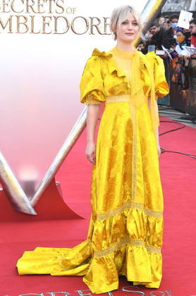 Alison Sudol, que interpreta mais uma vez a personagem Queenie, foi com um vestido amarelo para o tapete vermelho