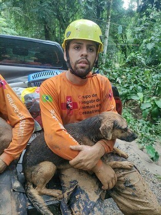O abrigo funciona desde quarta-feira (22) e surgiu a partir da necessidade de amparar os animais feridos, sozinhos, assustados e desabrigados da região. No estacionamento foram colocadas tendas de praia e barracas feitas com lonas que servem como pontos de socorro aos cães e gatos. Mais de 30 pets estão sendo abrigados no local