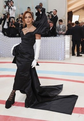 Anitta chega no tapete vermelho do Met Gala 2023 usando um look preto e com decote em corte "v"