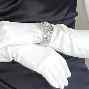 Anitta usa relógio pra lá de luxuoso