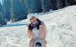 Anitta mostrou, também nos stories, que estava nevando forte em Aspen e disse que teriam que ficar em casa, mas uma das amigas insiste no vídeo que elas saiam para esquiar