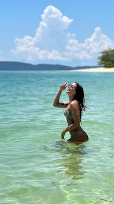 É claro que a cantora não deixaria de posar nas praias e cenários mais paradisíacos da Tailândia, né? Ela tirou fotos em águas que impressionam 