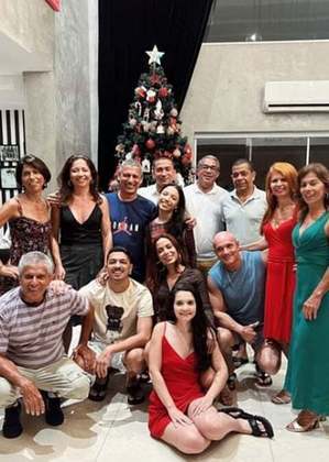 Anitta abriu uma de suas mansões para receber a família e amigos, entre eles, o promoter David Brazil.