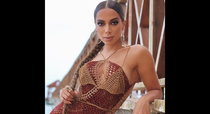 Anitta pediu ajuda para recuperar fantasia que ficou no Brasil