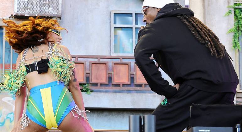 Até o rapper Snoop Dogg arriscou uma coreografia com Anitta