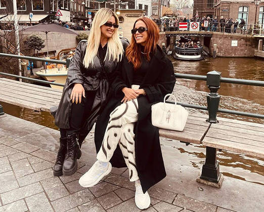 Anitta ficou cerca de três dias no local. Já neste domingo (09), ela postou fotos na Holanda, país que fica a cerca de 2000 km da Islândia. Em terras holandesas, Anitta apareceu ao lado de uma amiga, a maquiadora Barbara Moura. 