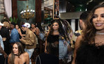 Anitta marcou presença em evento de inauguração do clube Delilah, dentro do Wynn Las Vegas, nos Estados Unidos, em 12 de julho do ano passado. A cantora brasileira apareceu olhando para Justin Bieber em foto postada por ele. Além do cantor, que se apresentou no dia, estrelas como Megan Fox, Tyga e Kendall Jenner também compareceram ao evento