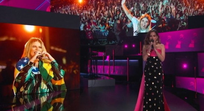 Anitta durante homenagem a Marília Mendonça no Grammy Latino