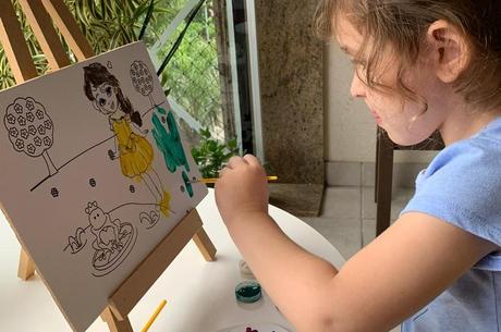Anita pintando em casa, como proposto por sua terapeuta