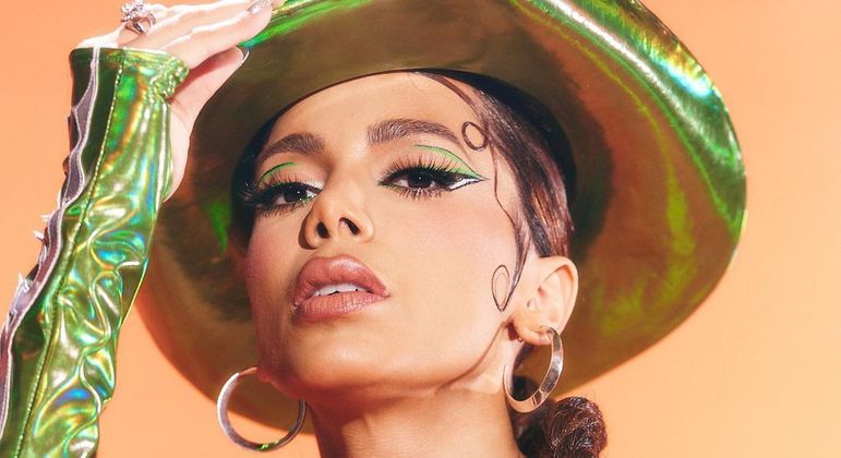 Anitta revela que está namorando
