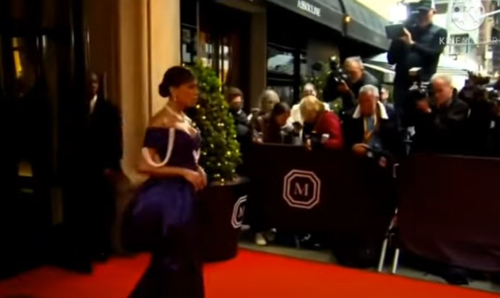 Anitta posou deslumbrante no tapete vermelho na chegada ao evento. 