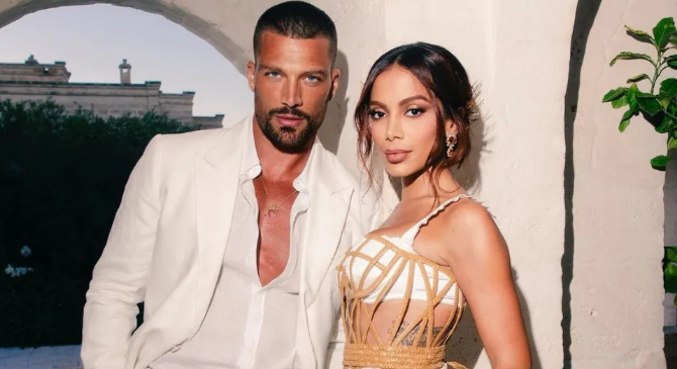 Fotos de Anitta com Simone não estão mais na página oficial da cantora
