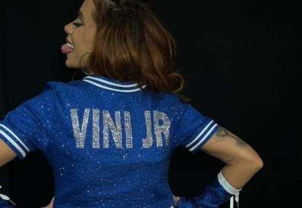 Anitta também fez questão de homenagear o atacante Vinicius Júnior, que vem sendo alvo de racismo na Espanha