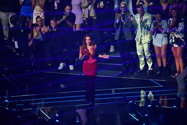 Pouco após ter feito uma das melhores apresentações da noite no VMA (Video Music Awards), Anitta recebeu o prêmio de Melhor Vídeo Latino com o smash hit Envolver