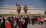 Moradores de Pyongyang se aproximaram da colina Mansu, onde gigantescas estátuas de bronze do fundador Kim e de seu filho e sucessor Kim Jong Il dominam a capital, para depositar flores