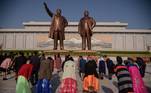 A Coreia do Norte comemora nesta quinta-feira (15) o aniversário de 109 anos o nascimento de seu fundador, Kim Il SungNesta imagem, pessoas se curvam a uma estátua do líder localizada em Pyongyang, capital do país