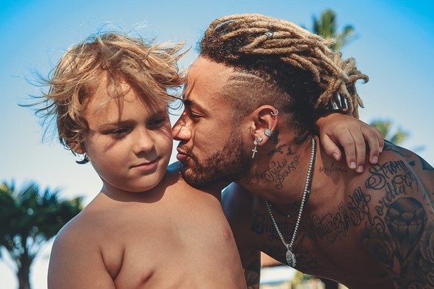 De visual novo para jogar na Copa; relembre os penteados de Neymar