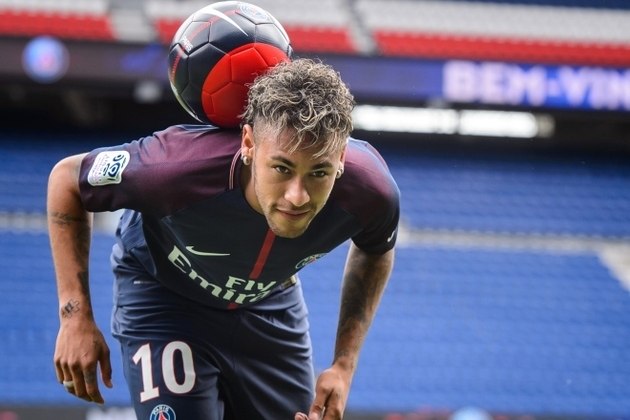 Foto: Loiro, Neymar prendeu cabelo com elástico em treino na