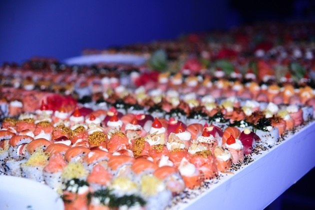 E que tal esta mesa enorme lotada de peças de comida japonesa? Sushis para todos os gostos