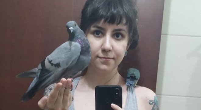 'Fui xingada, chamada de porca. Fiquei assustada com essa reação', diz Anna Carolina, sobre os comentários em seu post sobre o pombo que resgatou