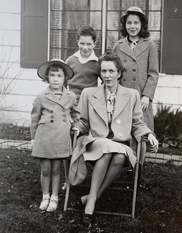 Jane Unkefer (à direita), Emily d'Aulaire e Richard Talbott com a mãe, Frances 