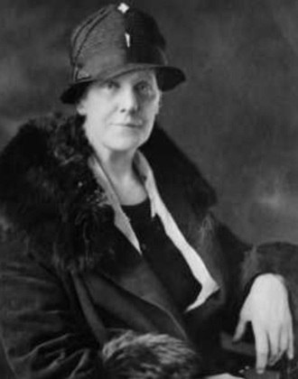 Anna Jarvis quis que essa homenagem se estendesse a todas as mães. A proposta da educadora para a criação do Dia das Mães foi idealizada em 1907 e colocada em prática no ano seguinte como um memorial para a sua mãe.