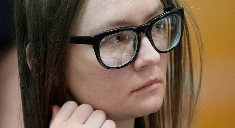 Anna Sorokin durante audiência diante da Justiça dos Estados Unidos