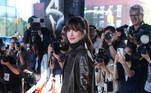 Quando surgiu com este visual para assistir a um desfile da grife Michael Kors na Semana de Moda de Nova York, em setembro do ano passado, a atriz parou tudo! A franjinha, o casaco e a make 'cara limpa' remetem imediatamente à transformação pela qual Andy passa no filme, depois de entrar de cabeça no mundo da moda. Anne revelou em entrevista ao Today Show que o visual não foi proposital e que, quando se olhou no espelho, chegou a questionar se alguém iria perceber a semelhança com a personagem