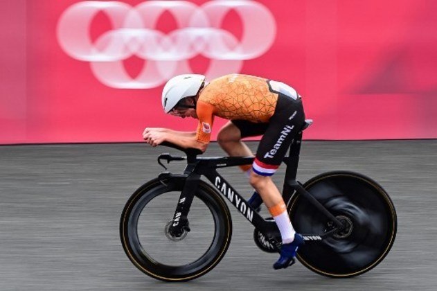 Annemiek Van Vleuten, dos Países foi campeã da prova contrarrelógio no ciclismo nos Jogos Olímpicos de Tóquio, a prata foi para a suíça Marlen Reusser e bronze para a Anna van der Breggen, dos Paises Baixos.