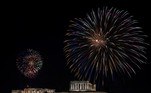 Fogos foram lançados acima do Parthenon, em Atenas, capital da Grécia, para celebrar a chegada do novo ano