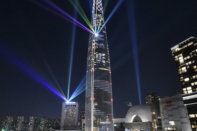 Em Seoul, capital da Coreia do Sul, teve show de luzes na contagem regressiva para 2022. As luzes foram instaladas no  Lotte World Tower, um arranha-céu de 123 andares, o prédio mais alto do país