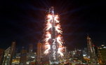 Dubai recebe o ano novo com luzes no icônico Burj Khalifa, o prédio mais alto do mundo