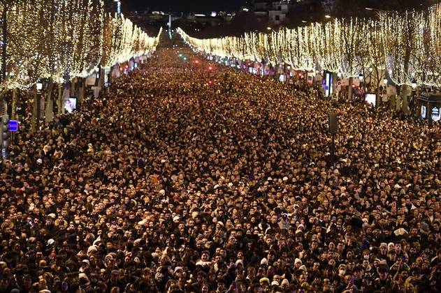 Milhões de franceses e turistas se reuniram na Champs-Elysees para assistir a queima de fogos na avenida mais famosa de Paris