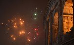 Com o Coliseu de Roma em destaque, os italianos receberam 2022 com fogos de artifícios e festas nas ruas da capital do país