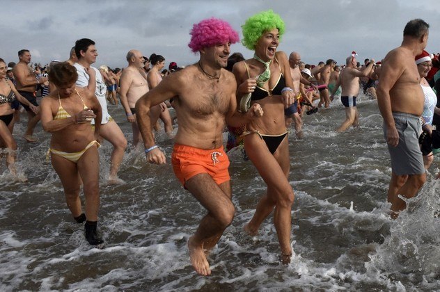 Em Gruissan, no sul do país, um casal comemorou o novo ano usando perucas coloridas